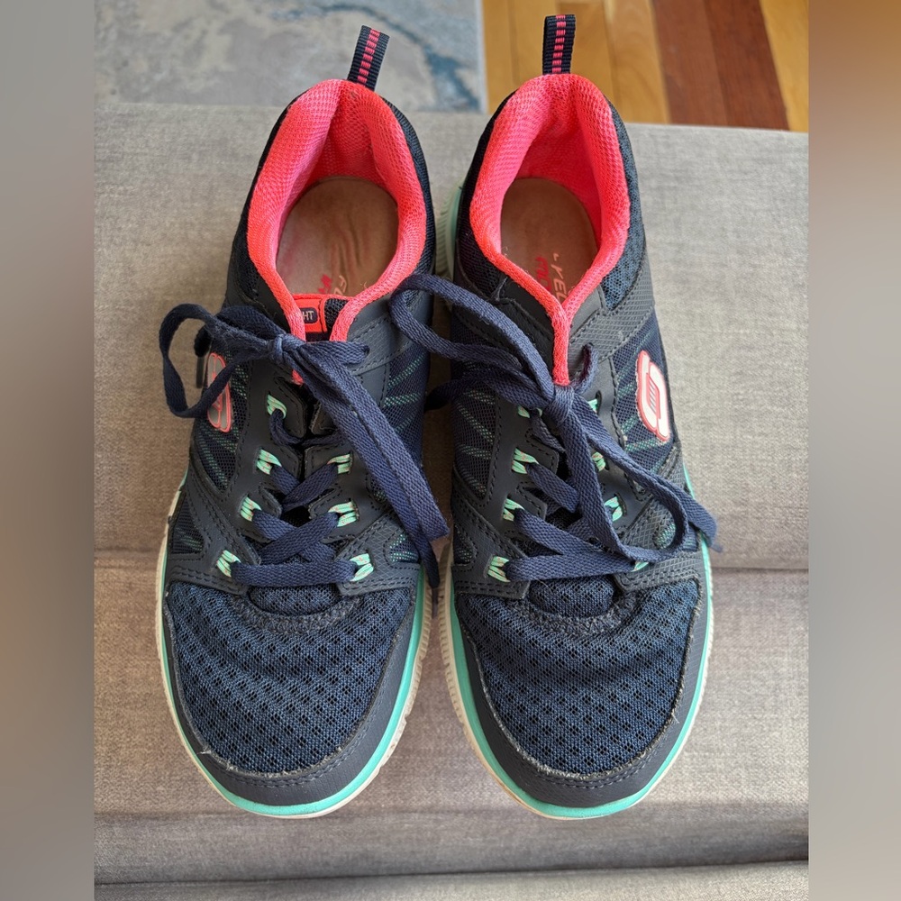 Skechers Dry Foam Navy Blue Sneakers Turquoise & Pink Lining & Trim Women’s 7